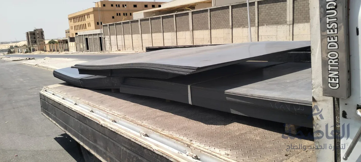 ألواح صاج مسطحة على سيارة نقل